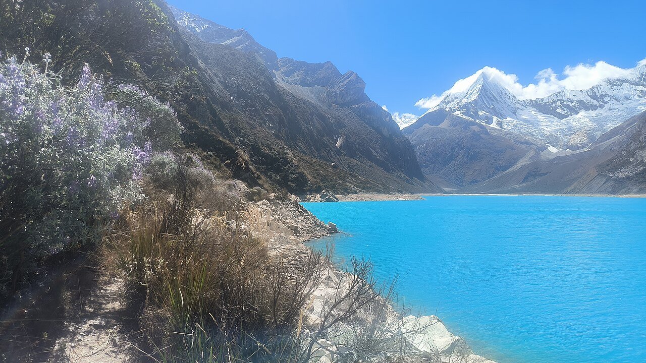 Águas da Laguna Parón cercadas pelas montanhas da Cordilheira Branca