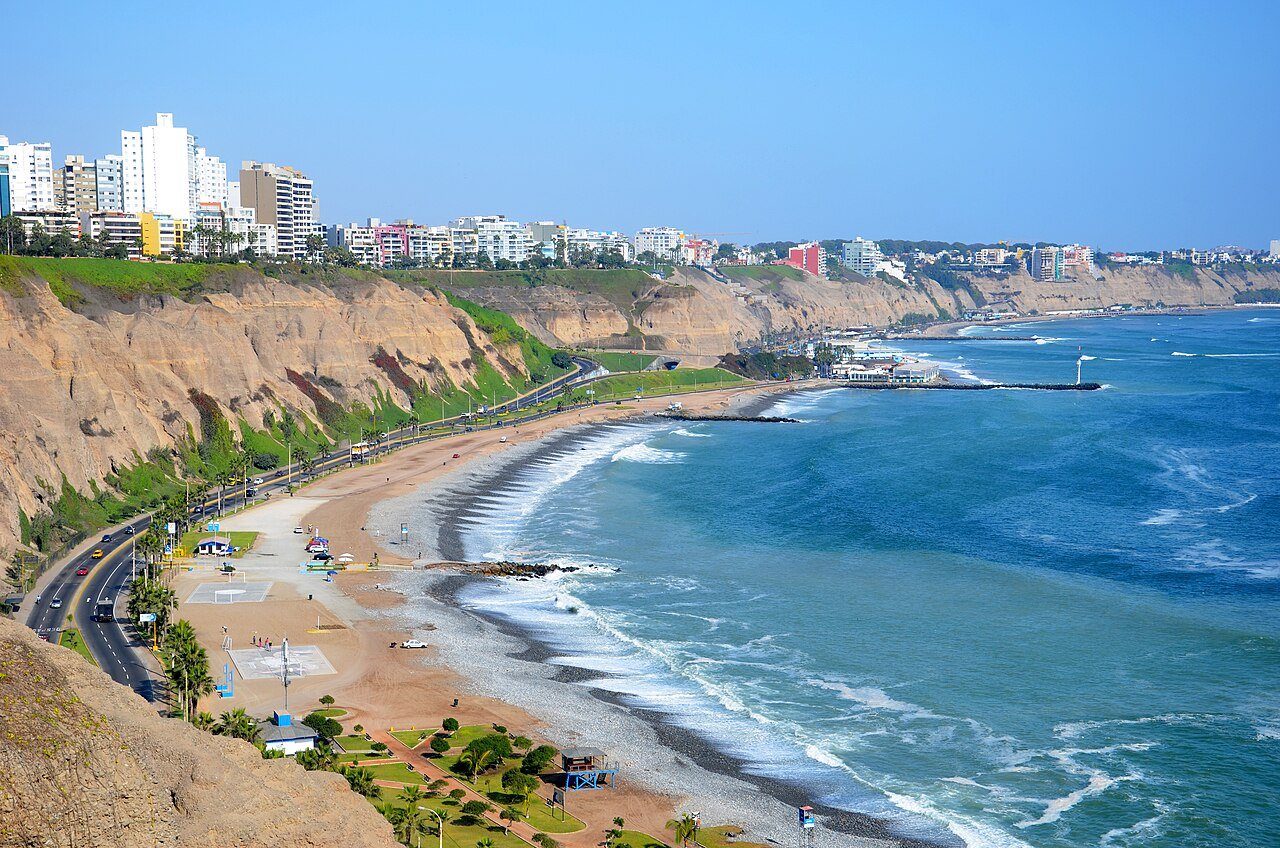 Costa Verde e os edifícios de Miraflores junto ao Oceano Pacífico em Lima