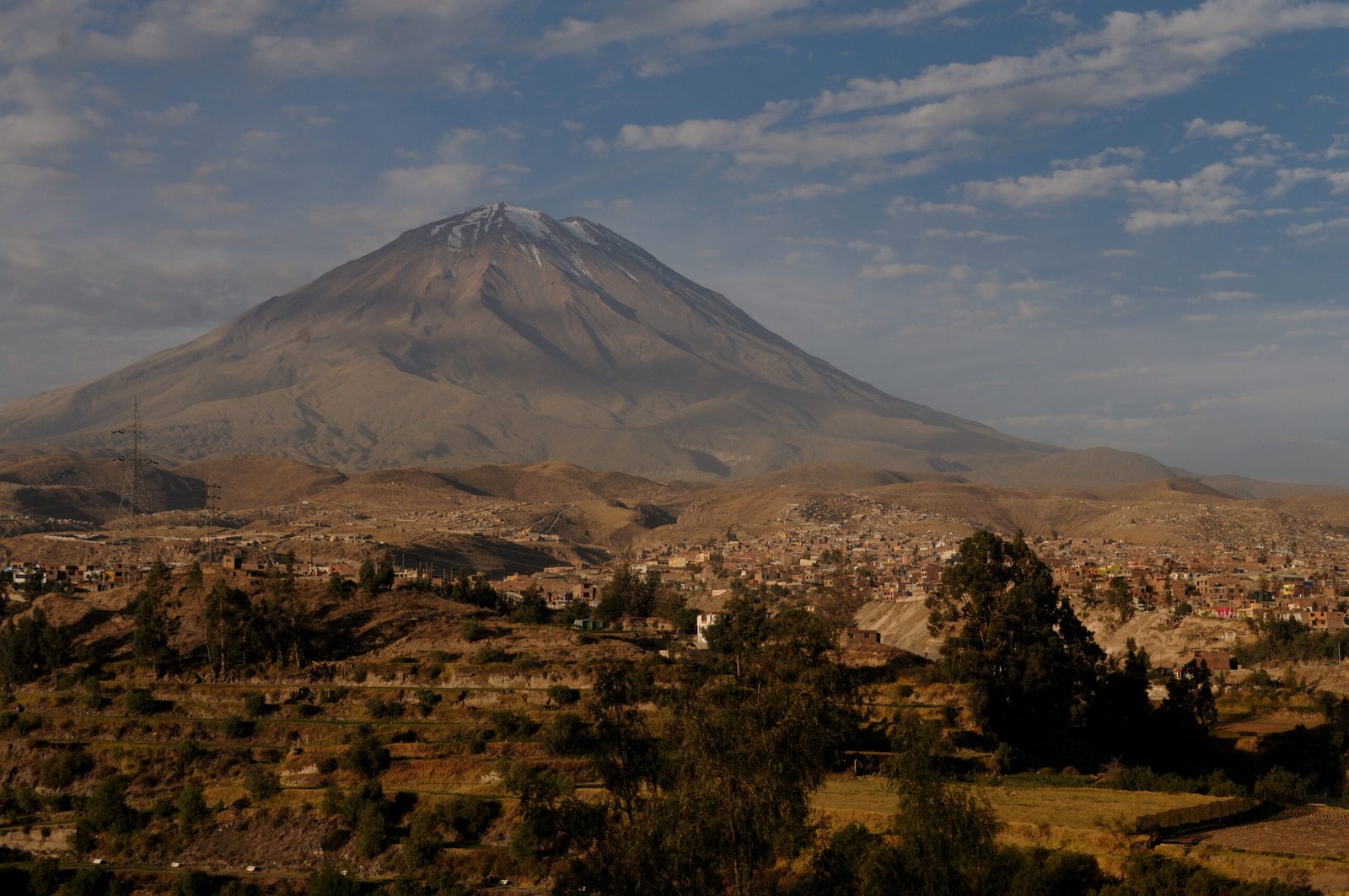 Vulcão Misti e paisagem da região de Arequipa nos Andes do Peru