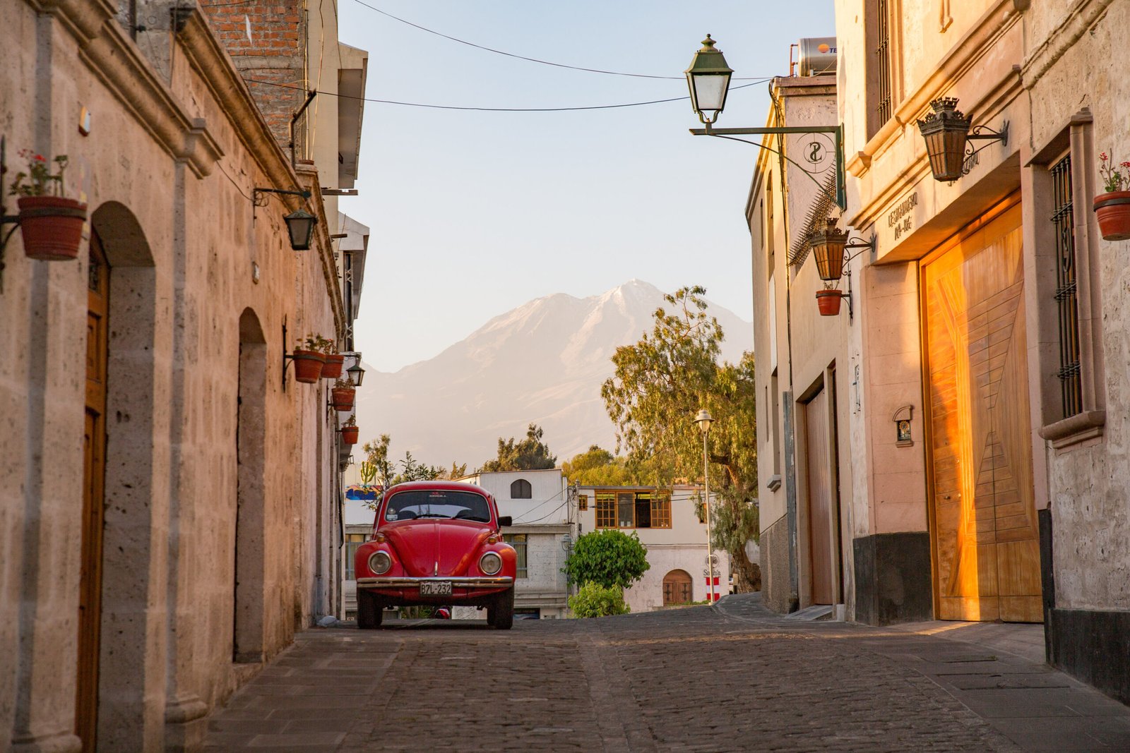 Uma rua de Arequipa com o vulcão Misti no horizonte