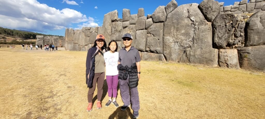 Viajantes diante das muralhas de Sacsayhuamán, em Cusco