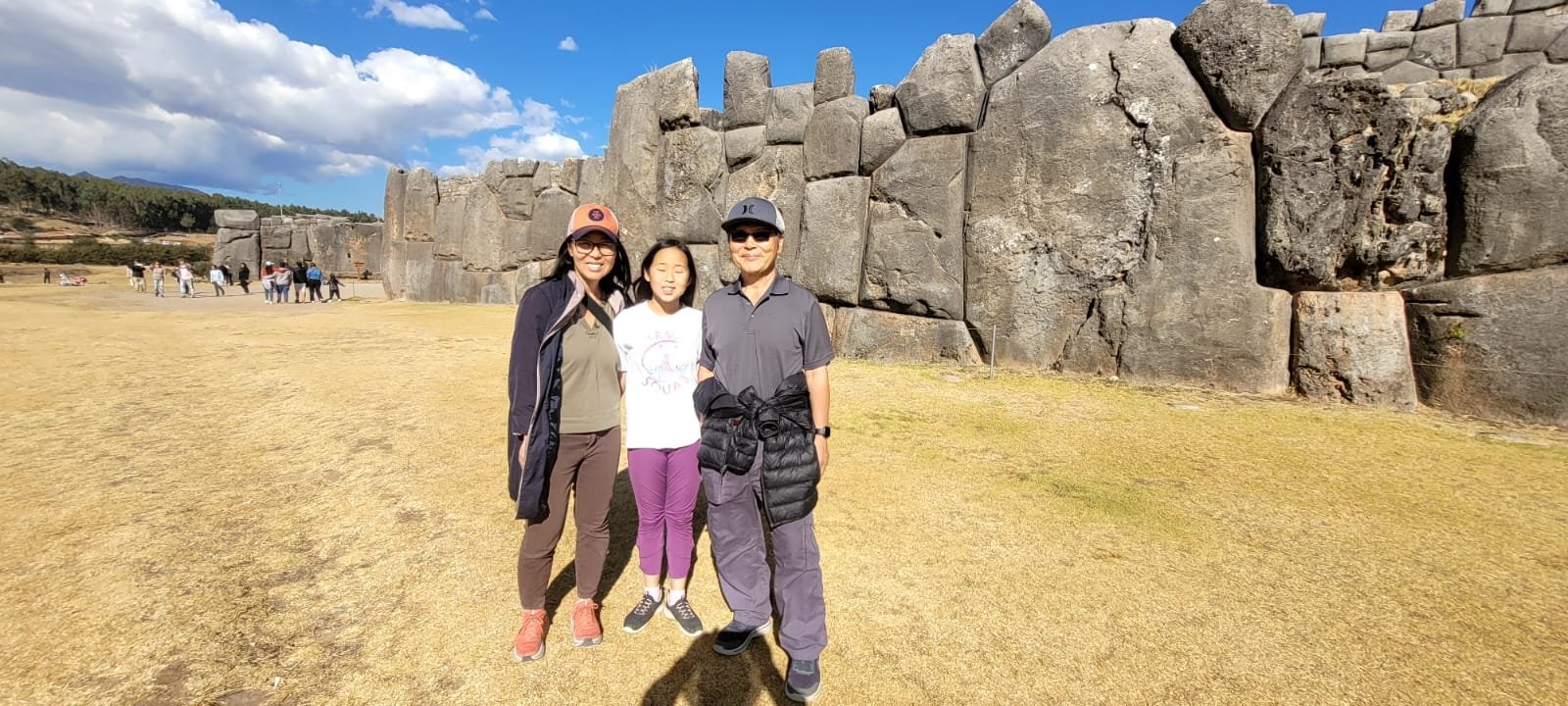 Viajantes diante das muralhas de Sacsayhuamán, em Cusco