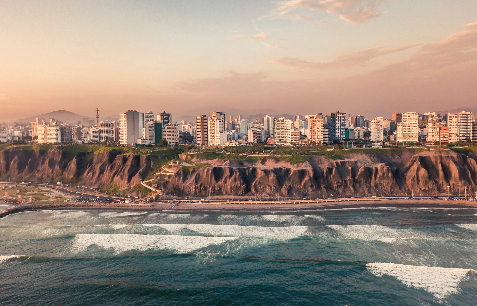 Litoral de Miraflores e a cidade de Lima junto ao Oceano Pacífico