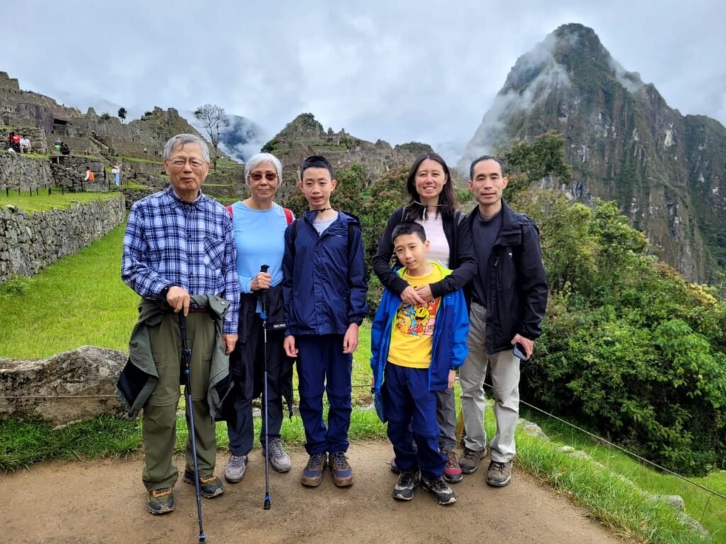 Família de viajantes em Machu Picchu