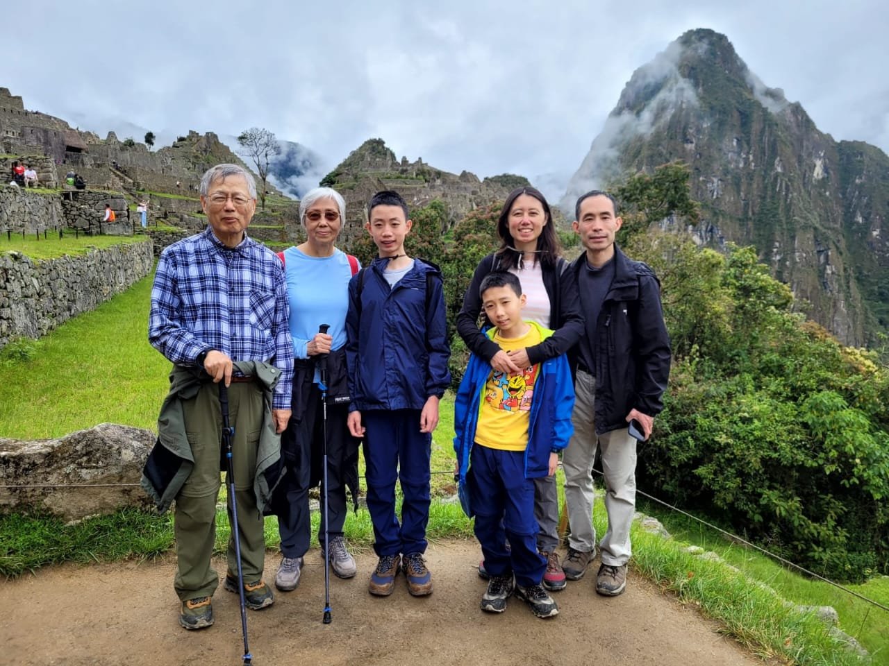 Família de viajantes em Machu Picchu