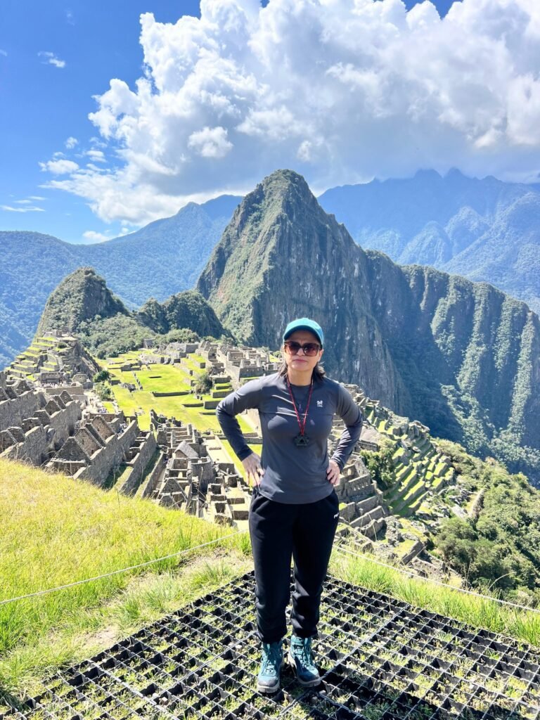 Viajante diante da cidadela de Machu Picchu e da montanha Huayna Picchu