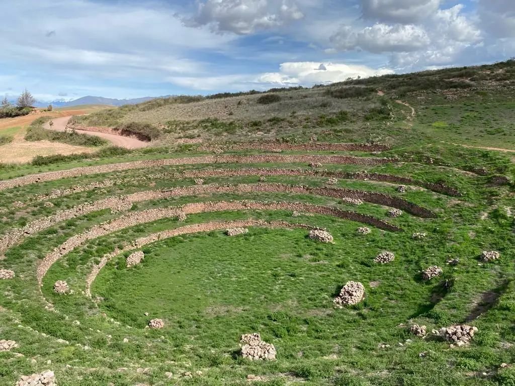 Terraços circulares verdes de Moray no Vale Sagrado do Peru