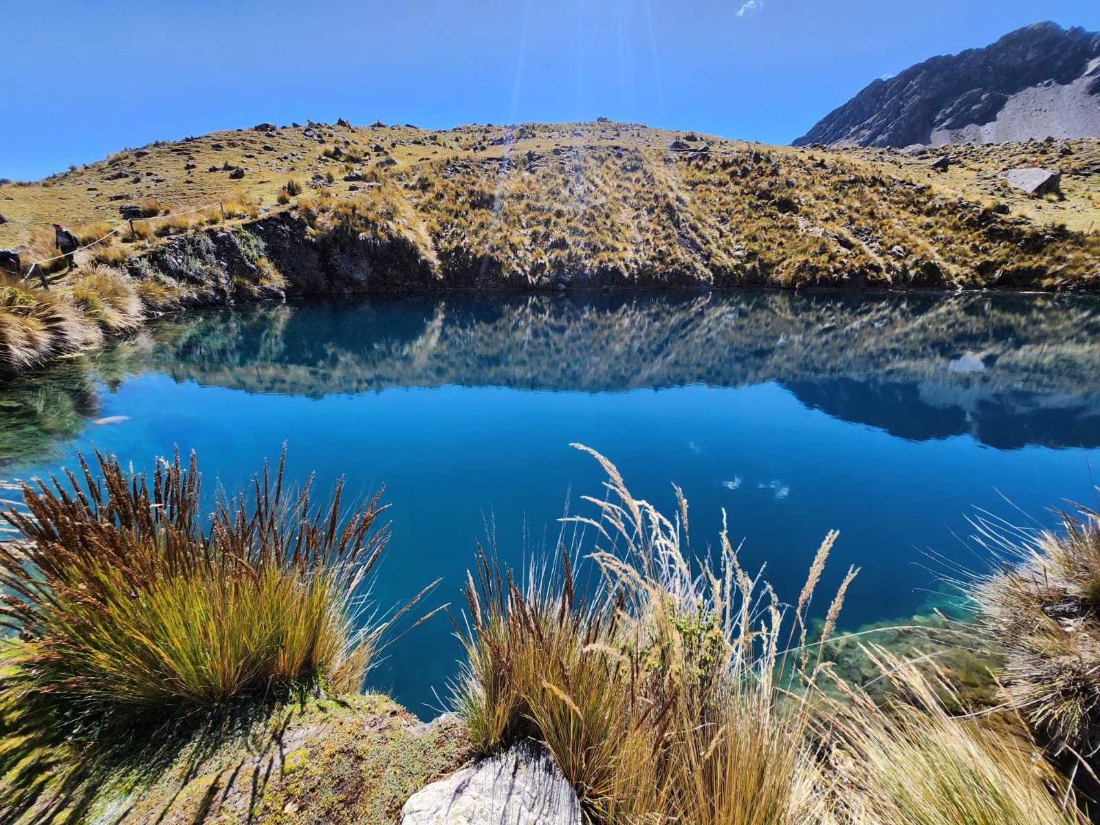 Lagoa azul no circuito das Sete Lagoas de Ausangate