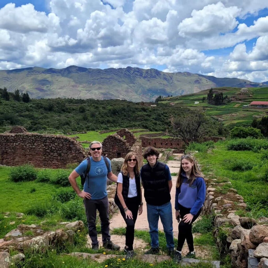 Viajantes entre construções de pedra em Pikillaqta, no Vale Sul de Cusco
