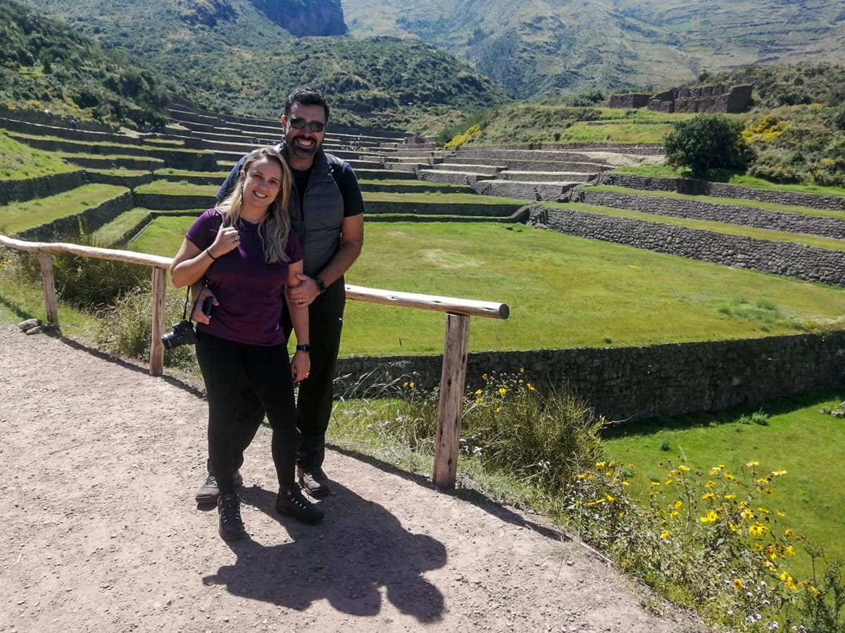 Viajantes diante dos terraços arqueológicos de Tipón, no Vale Sul de Cusco