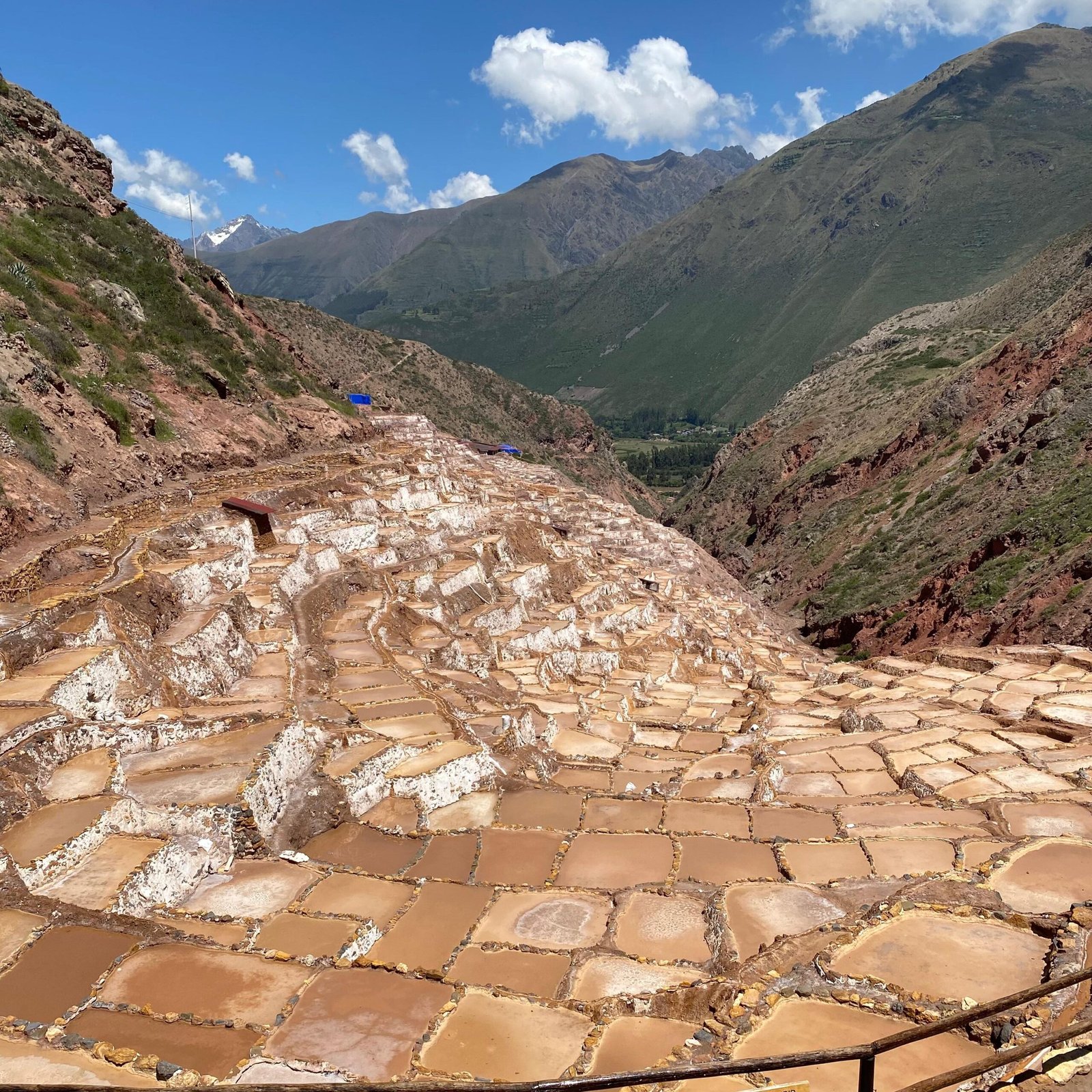 Salinas de Maras em terraços, com montanhas andinas ao fundo no Vale Sagrado do Peru