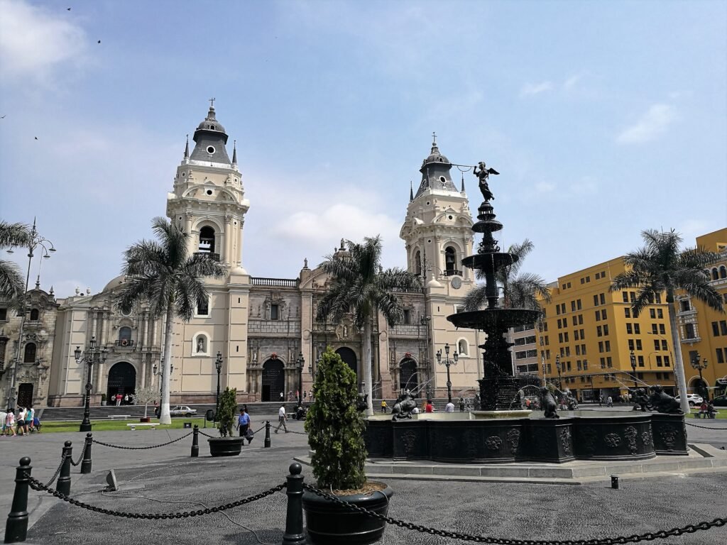Plaza Mayor de Lima com a Catedral ao fundo e a fonte no centro da praça