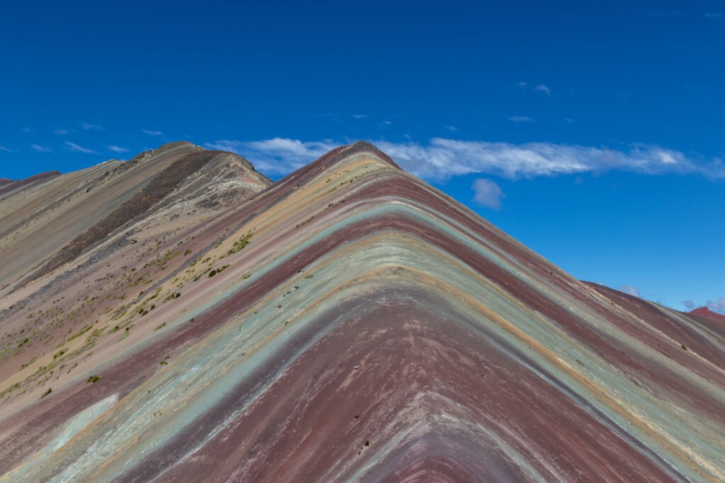 Crista colorida de Vinicunca, a Montanha Colorida, nos Andes peruanos, sem pessoas em primeiro plano