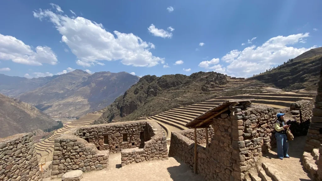Viajante observando os terraços e as ruínas de Pisac no Vale Sagrado