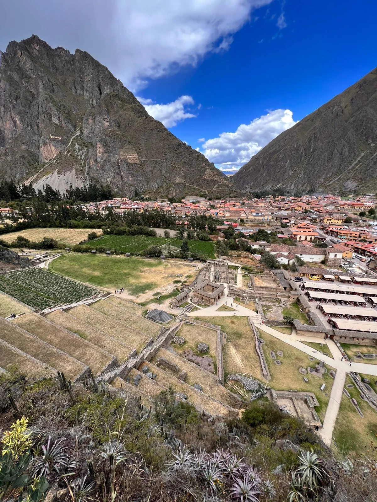 Montanhas, terraços e povoado de Ollantaytambo no Vale Sagrado