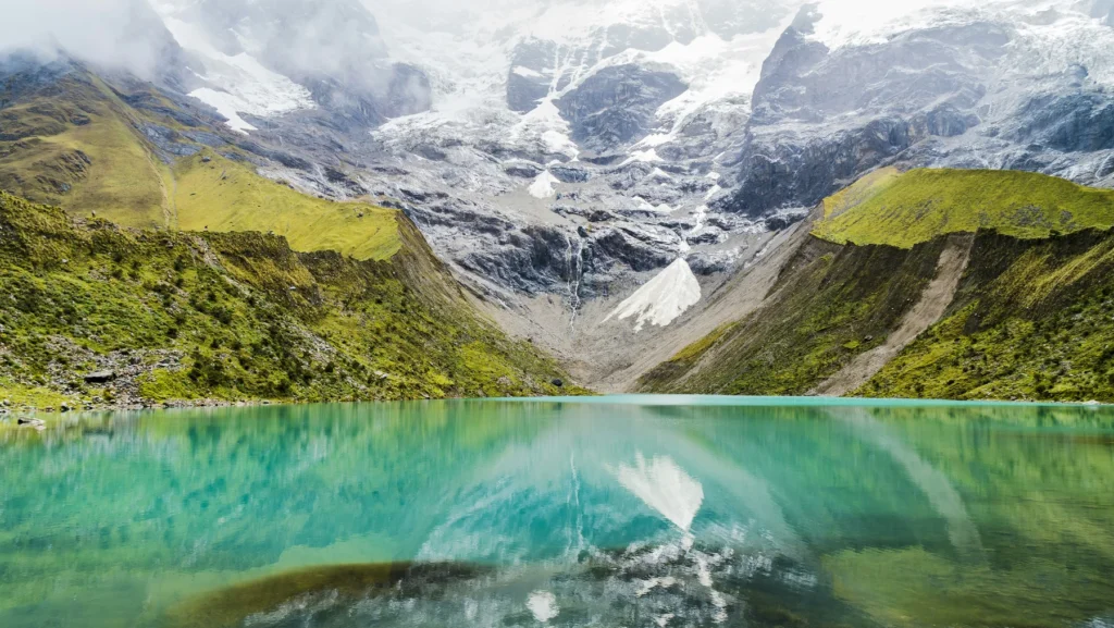 Lagoa Humantay com águas turquesa e glaciar nas montanhas de Cusco