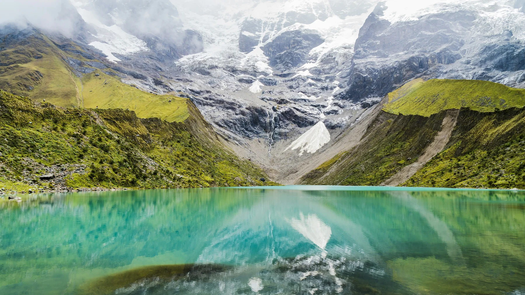 Lagoa Humantay com águas turquesa e glaciar nas montanhas de Cusco