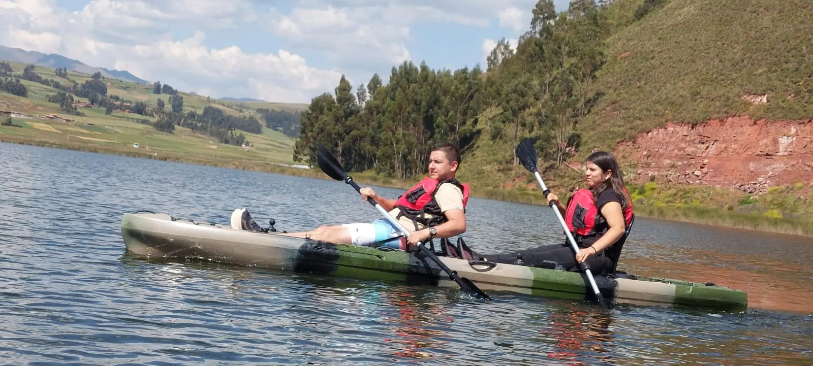 Viajantes em caiaque em uma lagoa da região de Cusco