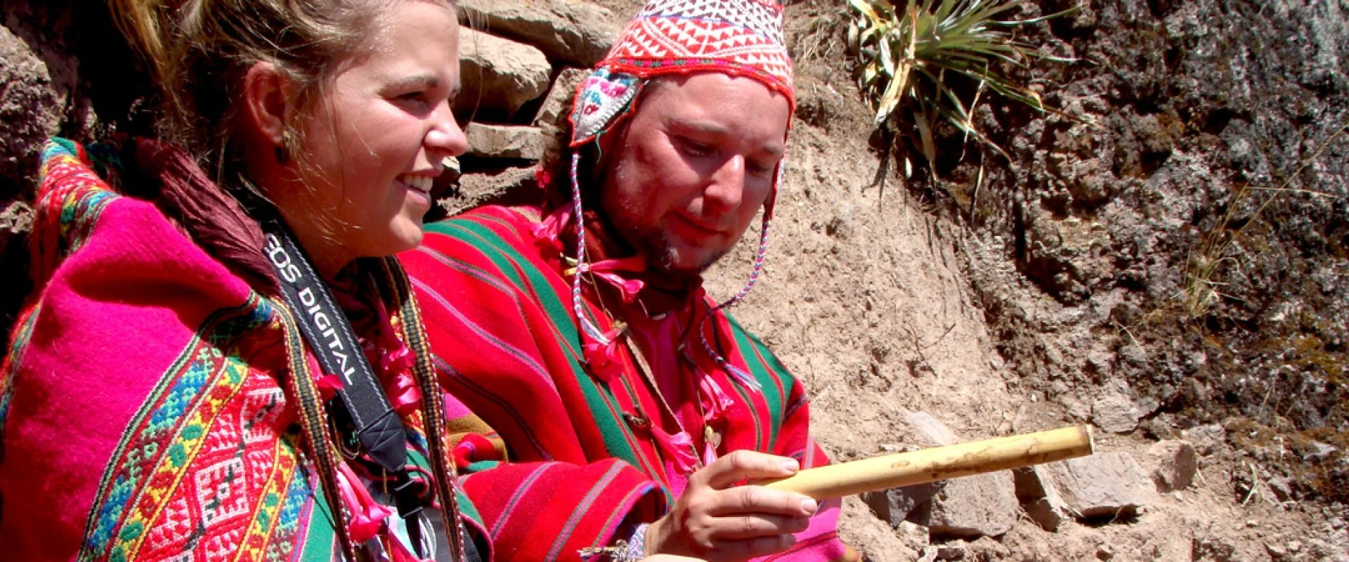 Demonstração de um instrumento de sopro durante uma experiência cultural em Patabamba.